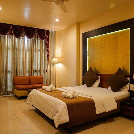Hotel Viva Inn Yerandwane Buitenkant foto