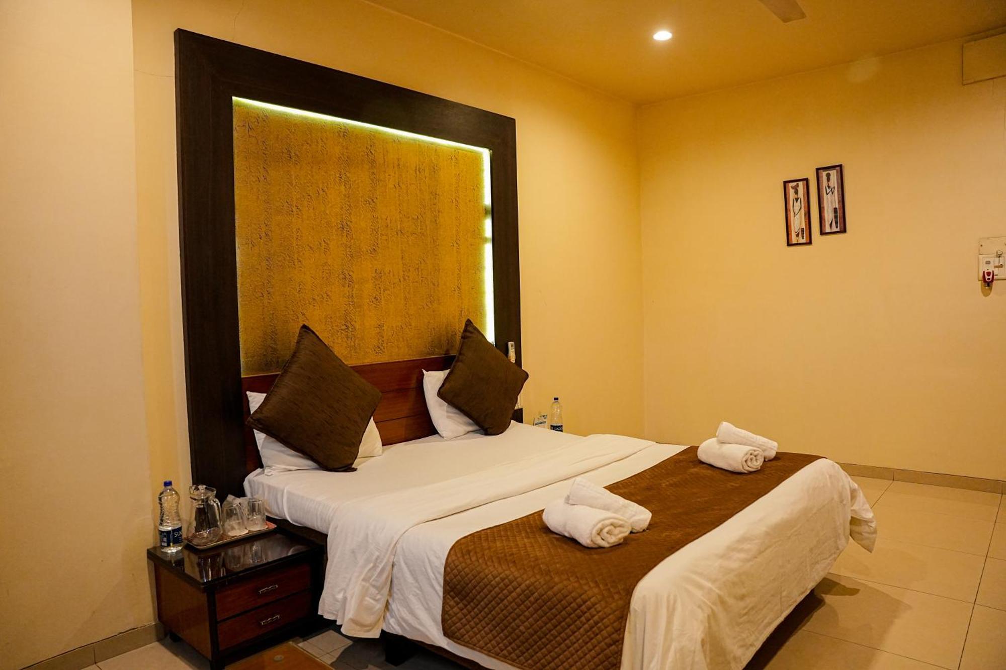 Hotel Viva Inn Yerandwane Buitenkant foto