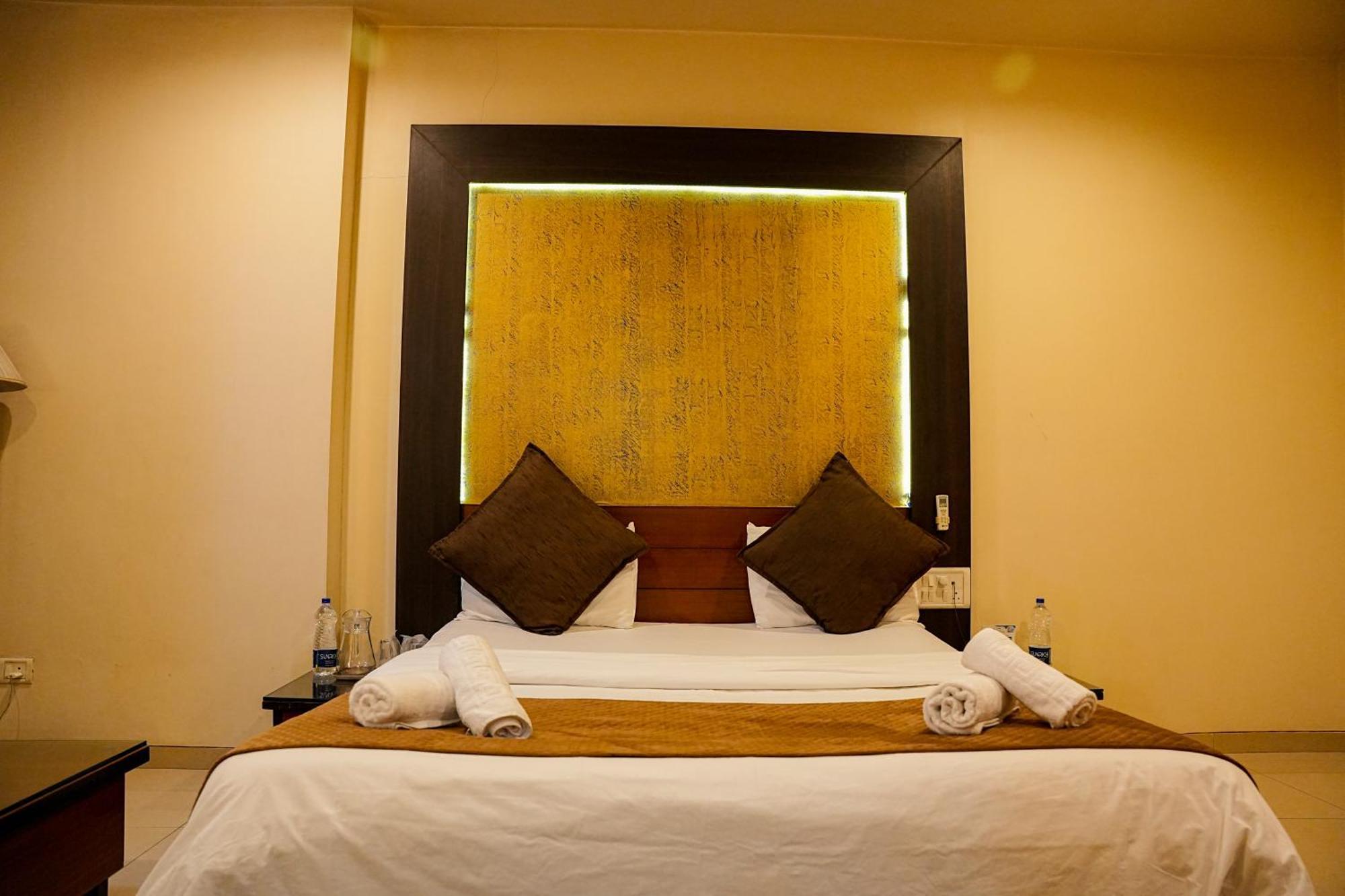 Hotel Viva Inn Yerandwane Buitenkant foto