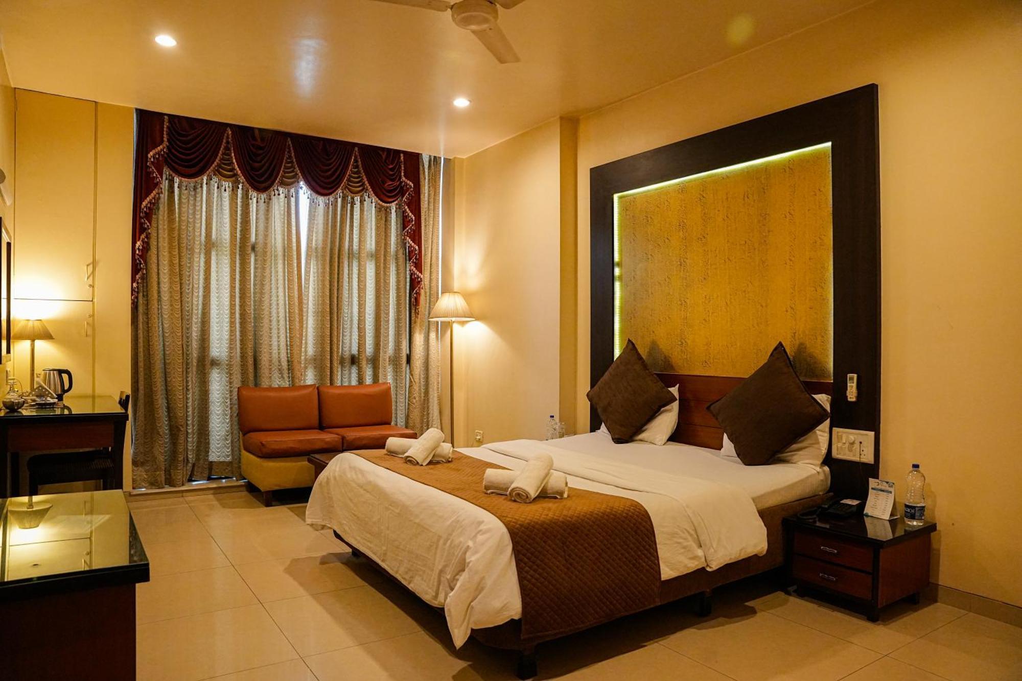 Hotel Viva Inn Yerandwane Buitenkant foto