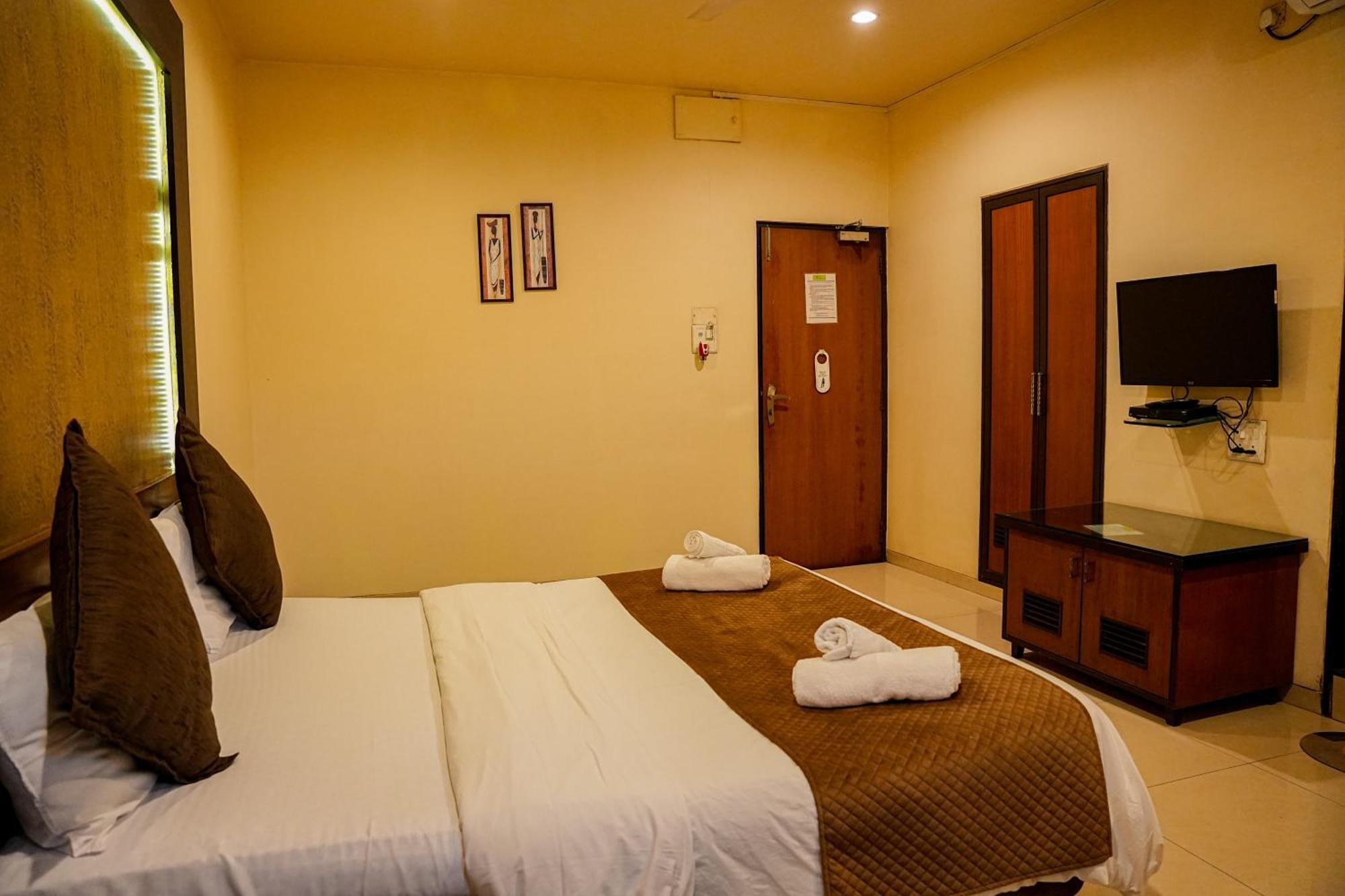 Hotel Viva Inn Yerandwane Buitenkant foto