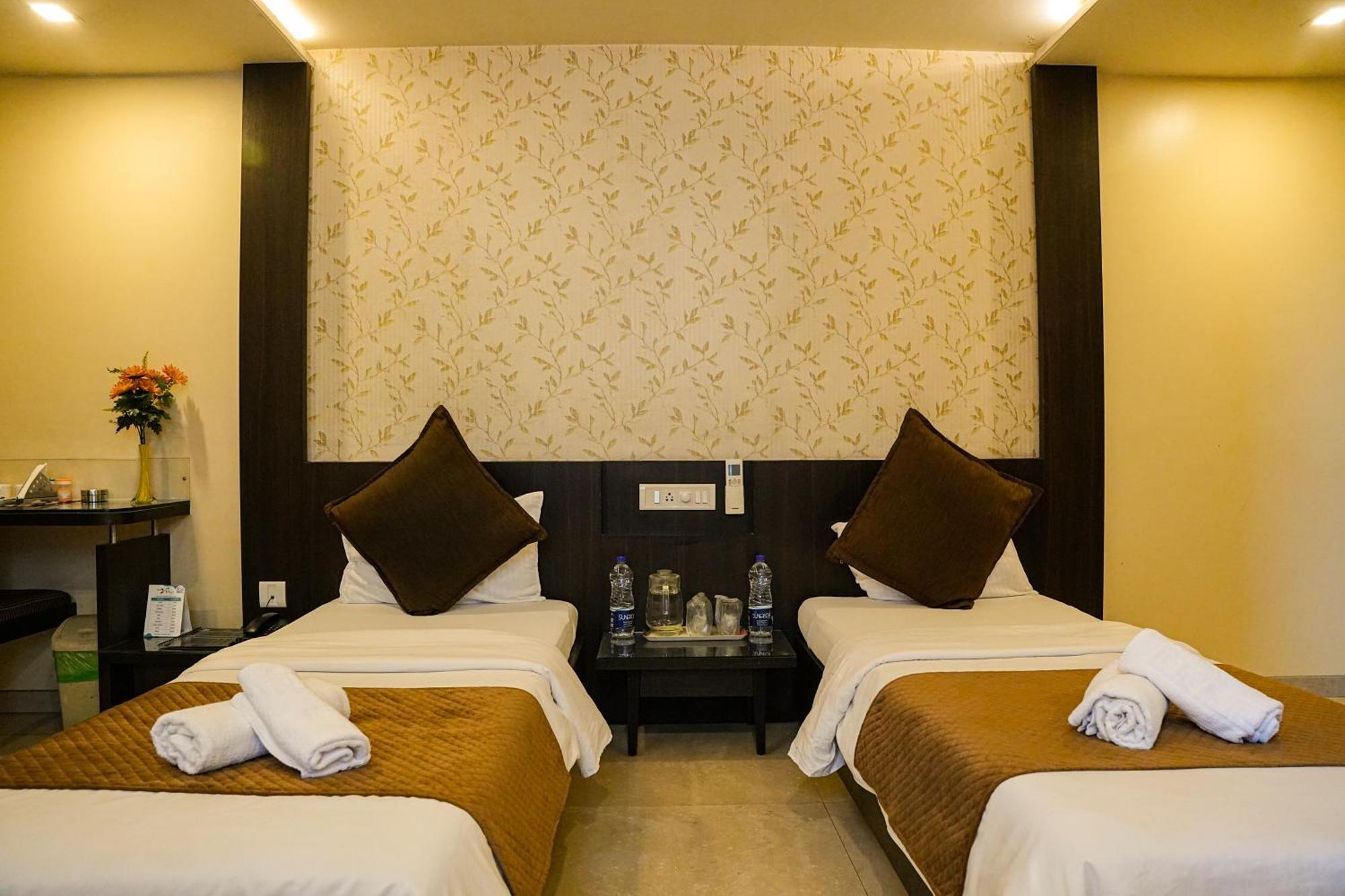 Hotel Viva Inn Yerandwane Buitenkant foto